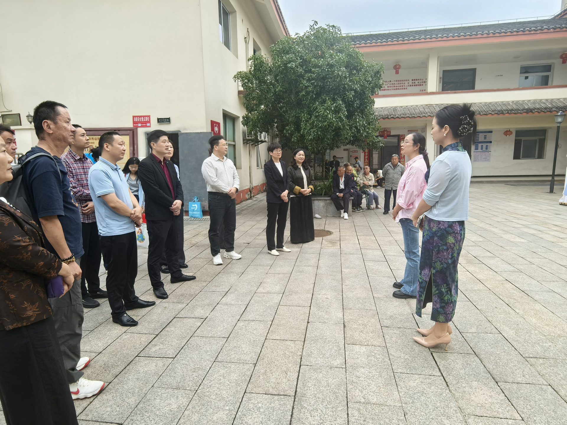 民进会员走进土桥养老服务中心听取中心建设情况