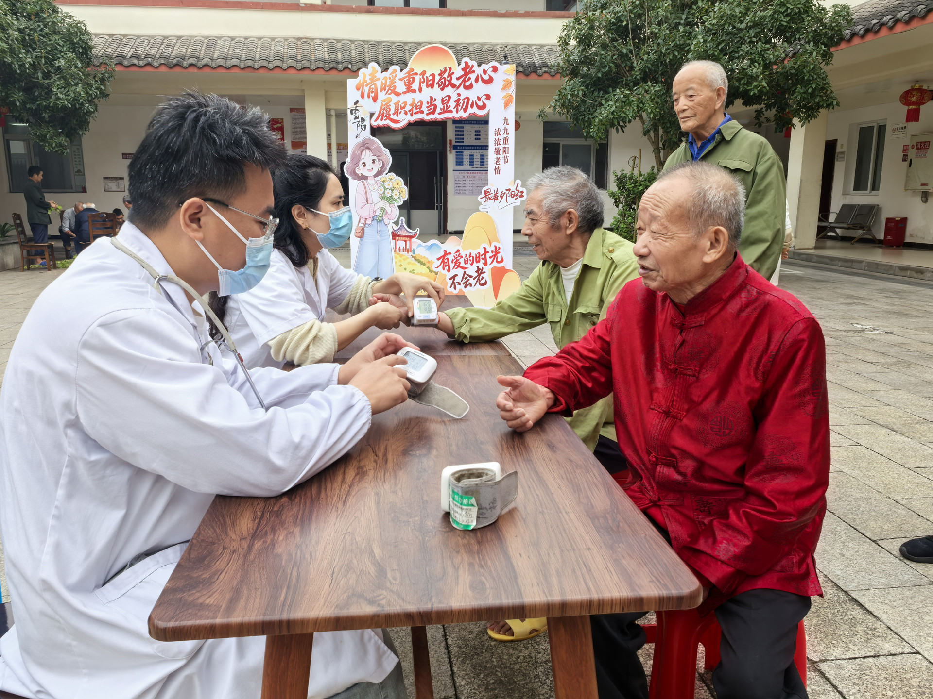 铜梁民进会员给老人们义务体检诊治